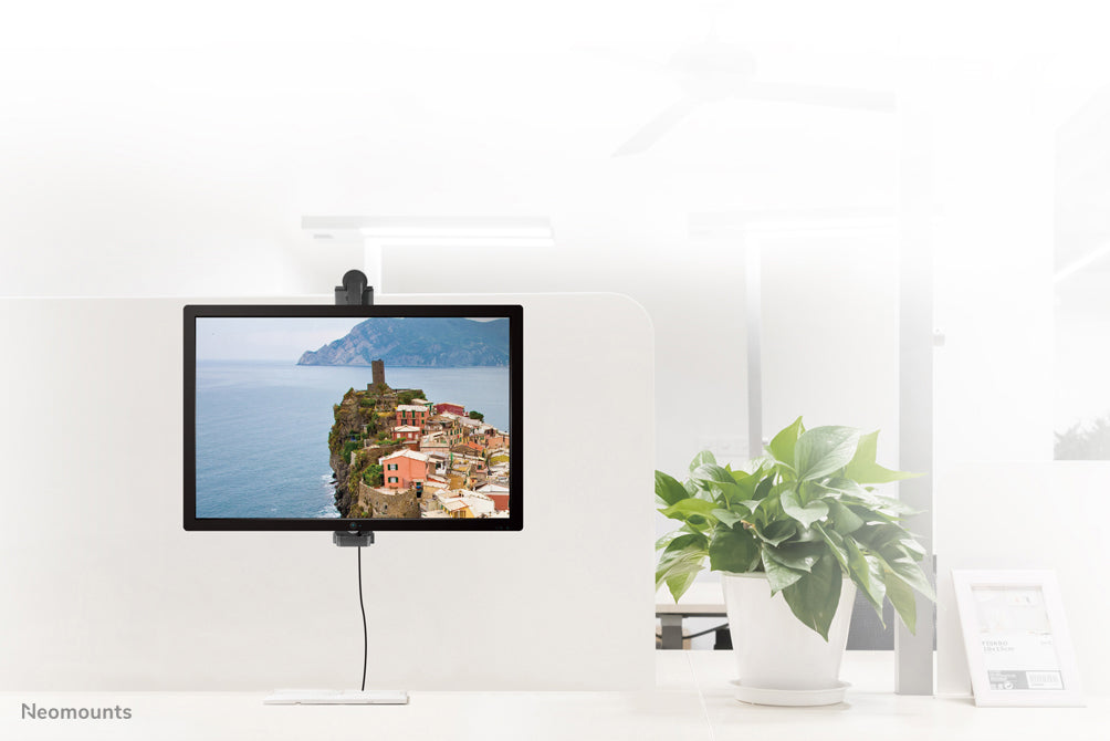 Neomounts FPMA-CH100 nero è un supporto da scrivania che si aggancia a una parete divisoria per flat screen fino a 30 pollici.
