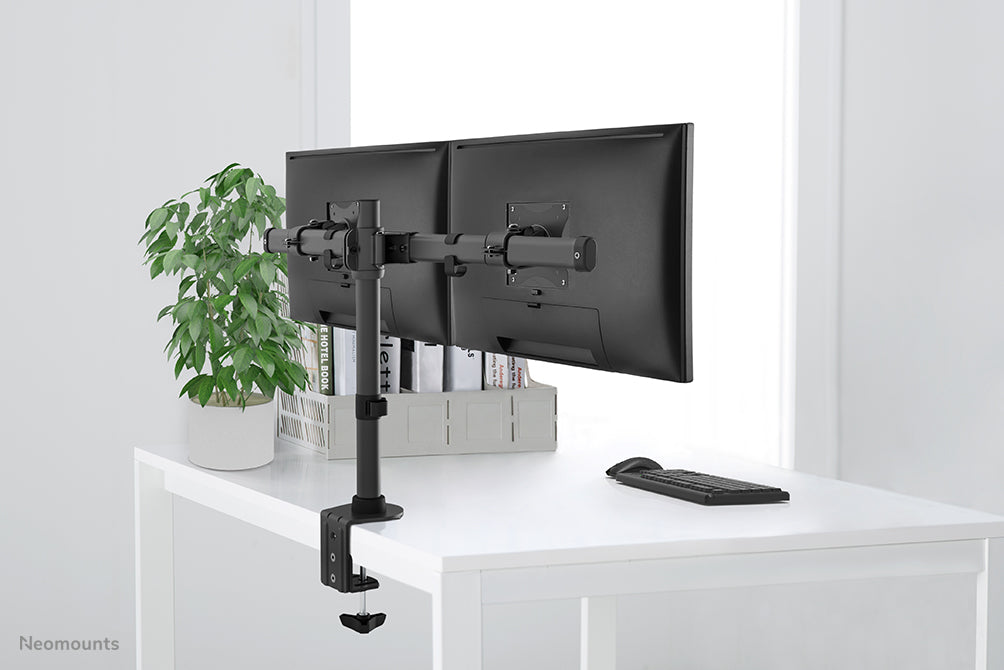 Neomounts FPMA-DCB100D zwart è un supporto da scrivania a barra trasversale per 2 schermi piatti fino a 27 pollici (69 cm).