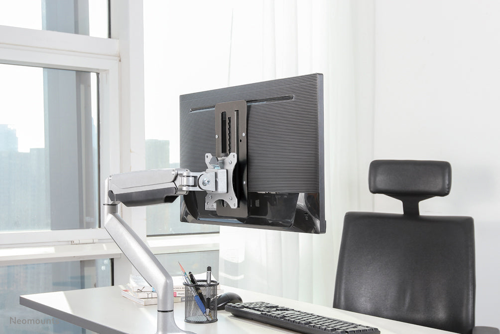 Neomounts FPMA-LIFT100 zwart è un adattatore che consente la regolazione dell’altezza a gradini su supporti VESA 75/100.
