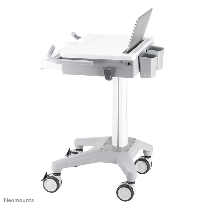 Neomounts MED-M200 è una postazione di lavoro mobile per laptop, tastiera e mouse.