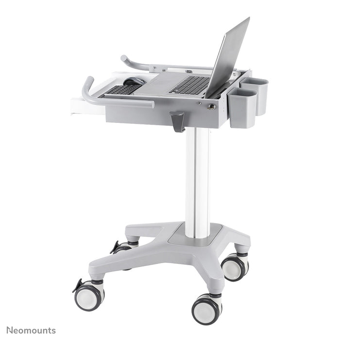 Neomounts MED-M200 è una postazione di lavoro mobile per laptop, tastiera e mouse.