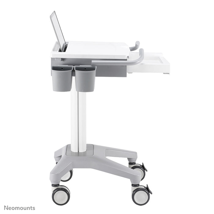 Neomounts MED-M200 è una postazione di lavoro mobile per laptop, tastiera e mouse.