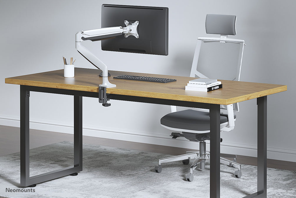 Neomounts NM-D750 bianco è un supporto da scrivania con molla a gas per schermi piatti fino a 32 pollici (82 cm).