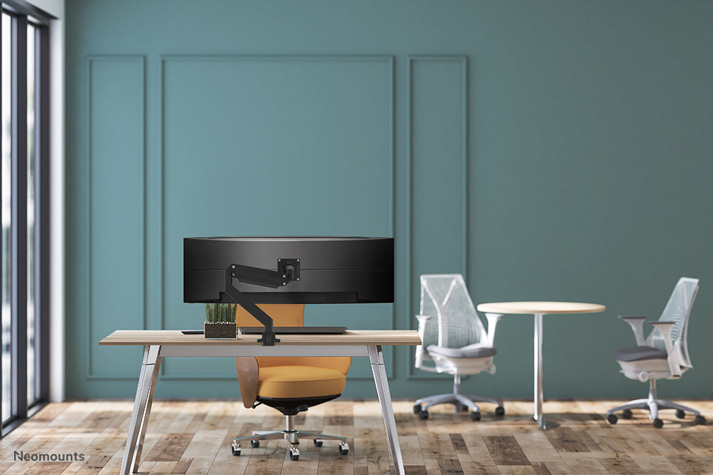 Neomounts NM-D775 neroPLUS è un supporto da scrivania con molla a gas per monitor curvi fino a 49 pollici (124 cm) - Nero