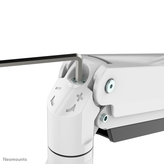 Neomounts NM-D775DX3 bianco è un supporto da scrivania con molla a gas, barra trasversale e leva per schermi piatti fino a 27 pollici (68,6 cm).