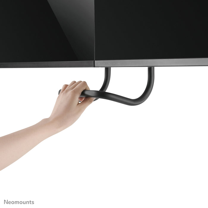 Neomounts NM-D775DX nero è un supporto da scrivania con molla a gas, barra trasversale e leva per schermi piatti fino a 32 pollici (81 cm).