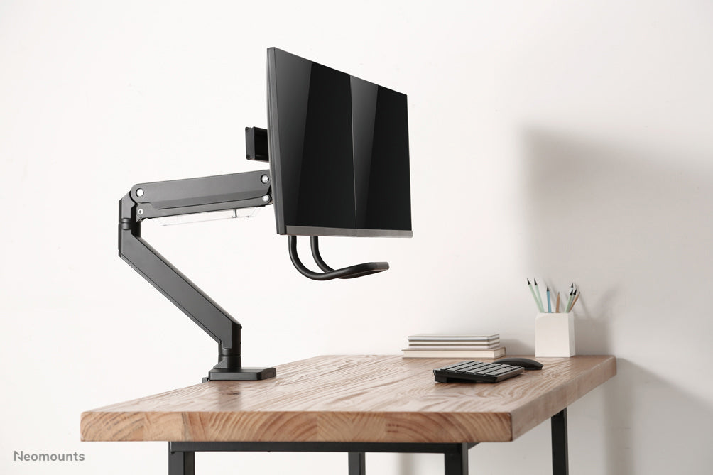 Neomounts NM-D775DX nero è un supporto da scrivania con molla a gas, barra trasversale e leva per schermi piatti fino a 32 pollici (81 cm).