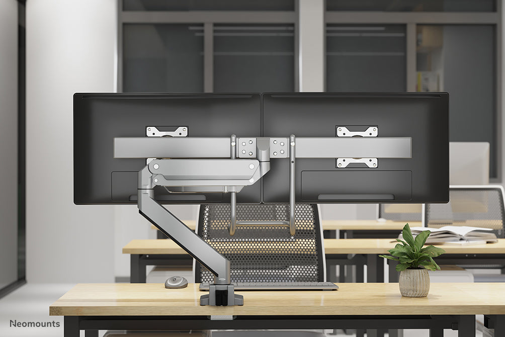 Neomounts NM-D775DX argento è un supporto da scrivania con molla a gas, barra trasversale e leva per schermi piatti fino a 32 pollici (81 cm).