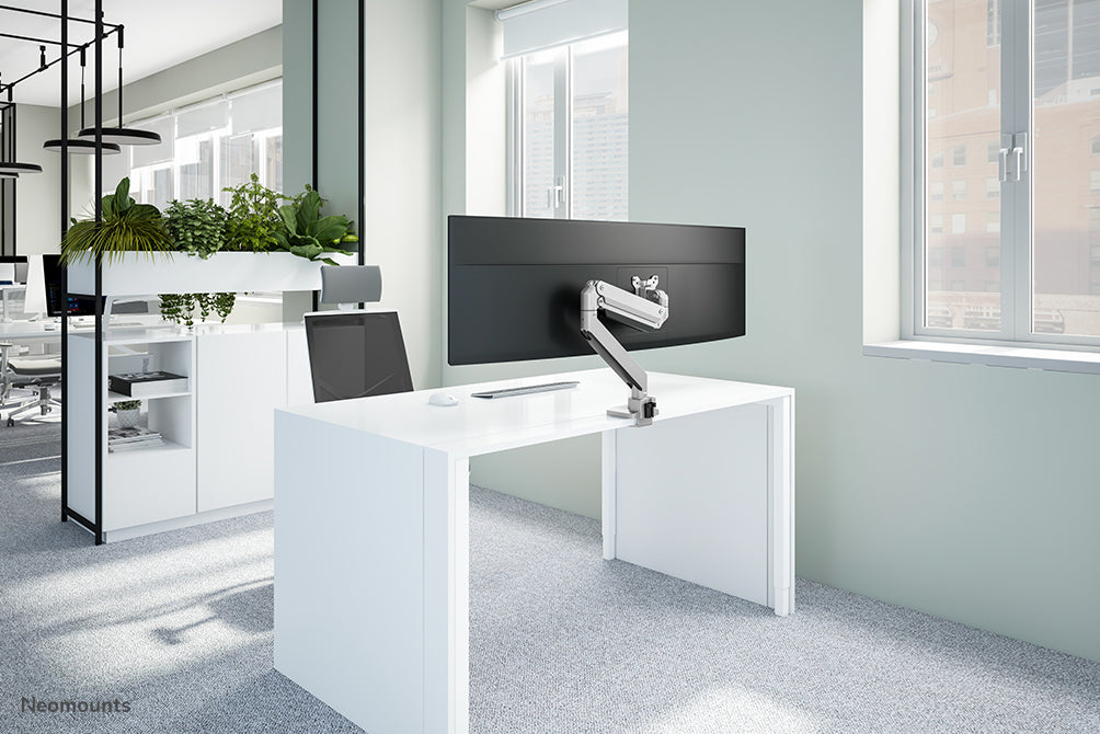Neomounts NM-D775 argentoPLUS è un supporto da scrivania a gas per monitor curvi fino a 49 pollici (124 cm) - Argento