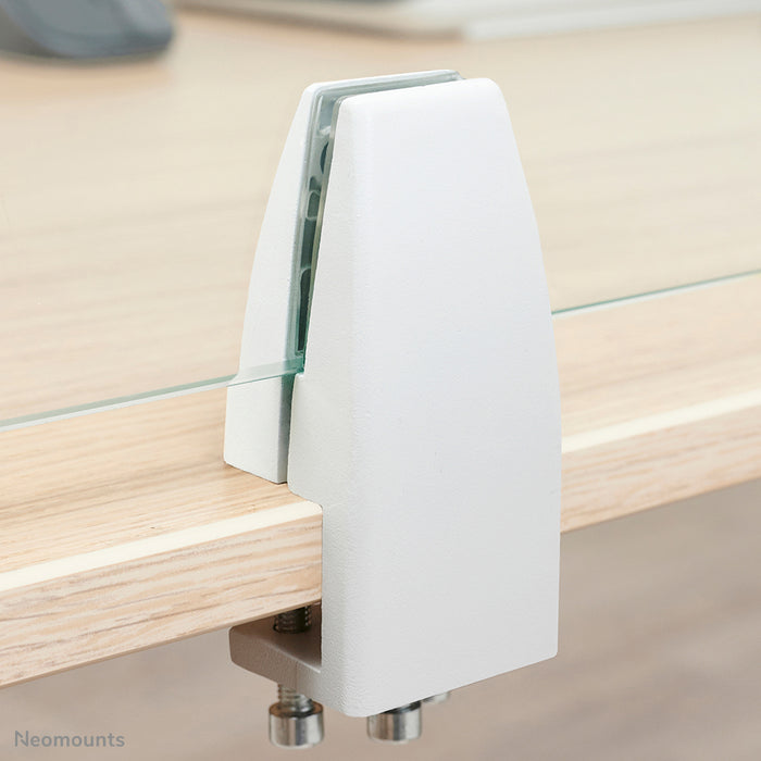 Neomounts NS-GLSPROTECT120 è un pannello in vetro durevole da 120 cm che offre protezione della distanza sul posto di lavoro - Vetro temperato, trasparente, 100% riciclabile