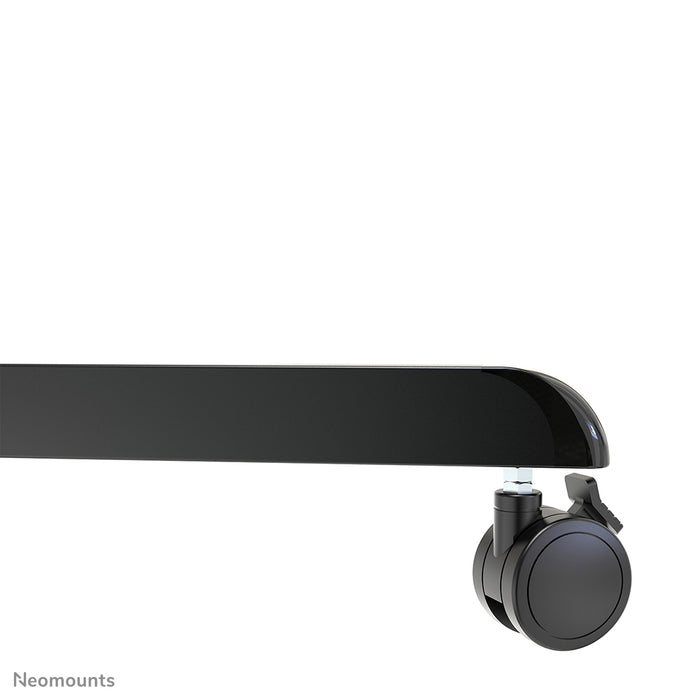 Neomounts NS-M1250 nero è un mobile su ruote per schermi piatti fino a 70 pollici (178 cm). Include piano per laptop - Nero