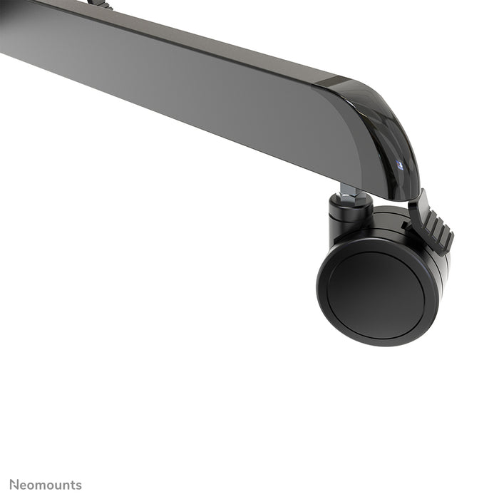 Neomounts NS-M1250 nero è un mobile su ruote per schermi piatti fino a 70 pollici (178 cm). Include piano per laptop - Nero