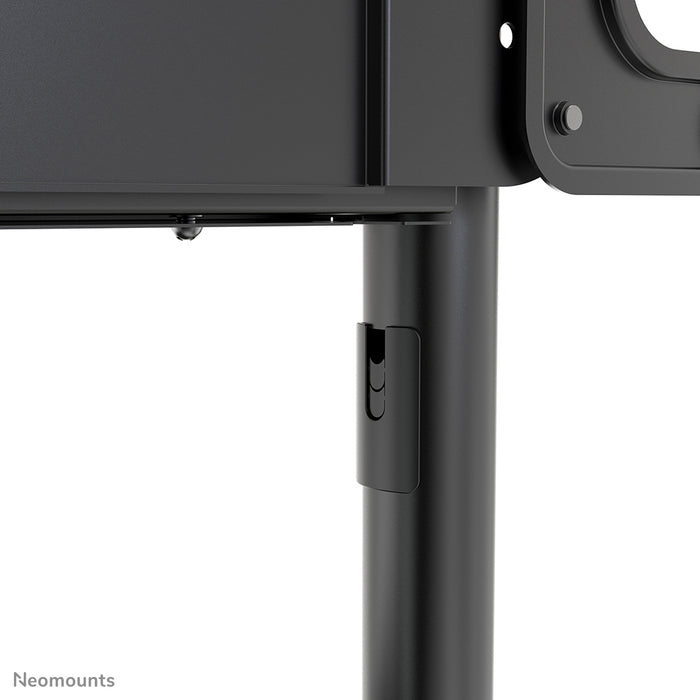 Neomounts NS-M1250 nero è un mobile su ruote per schermi piatti fino a 70 pollici (178 cm). Include piano per laptop - Nero