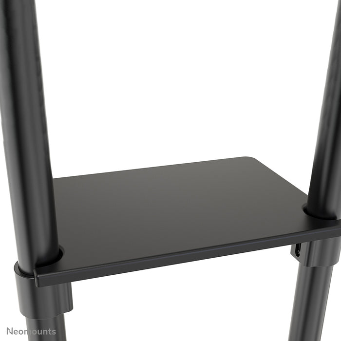 Neomounts NS-M1250 nero è un mobile su ruote per schermi piatti fino a 70 pollici (178 cm). Include piano per laptop - Nero