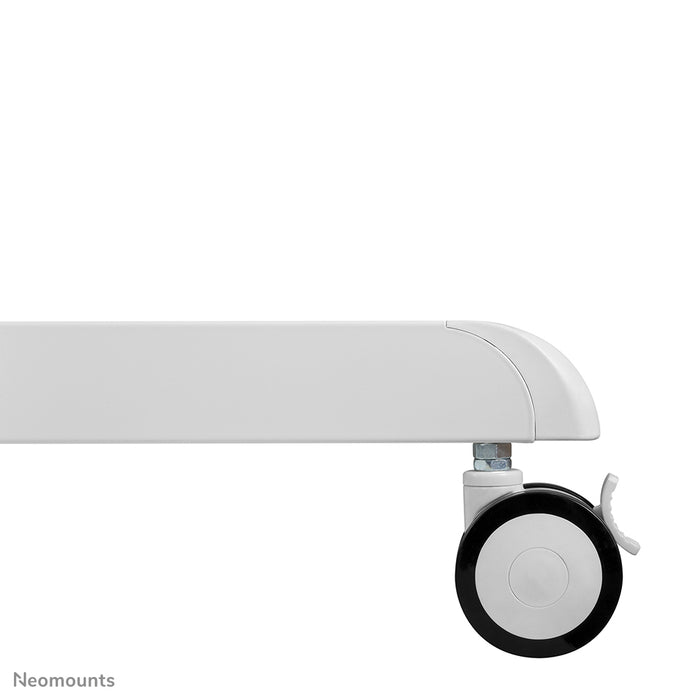 Neomounts NS-M1250 bianco è un mobile su ruote per schermi piatti fino a 70 pollici (178 cm). Include piano per laptop - Bianco