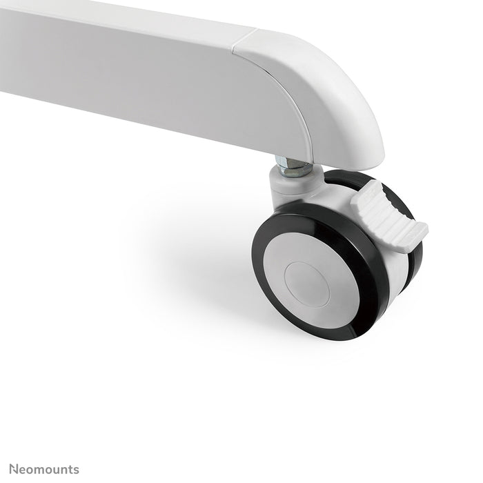 Neomounts NS-M1250 bianco è un mobile su ruote per schermi piatti fino a 70 pollici (178 cm). Include piano per laptop - Bianco