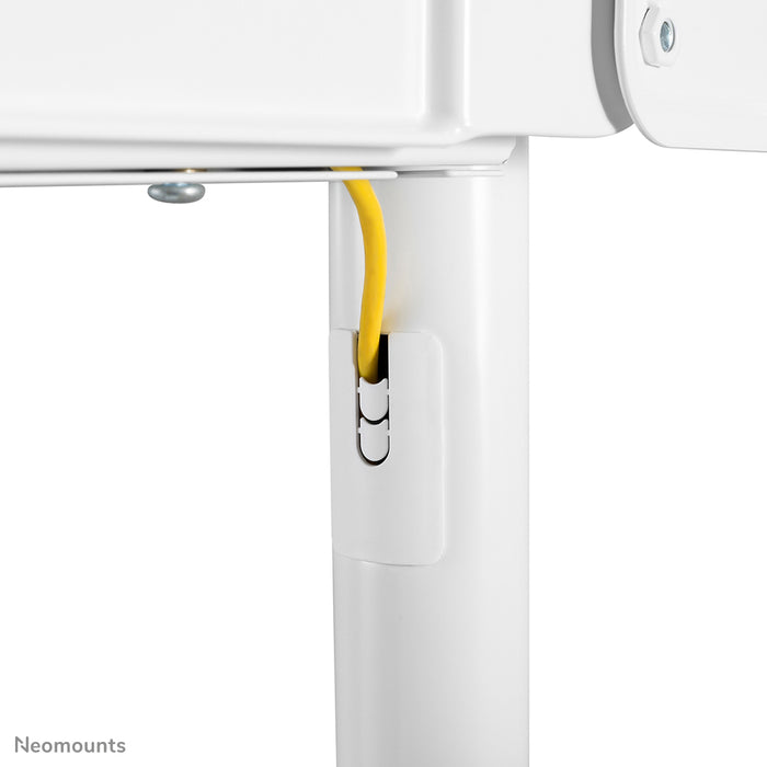 Neomounts NS-M1250 bianco è un mobile su ruote per schermi piatti fino a 70 pollici (178 cm). Include piano per laptop - Bianco