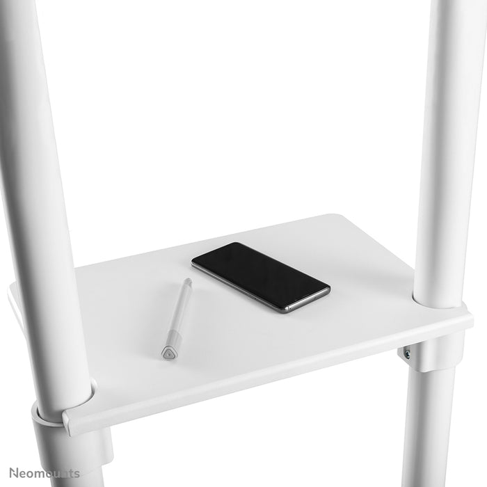 Neomounts NS-M1250 bianco è un mobile su ruote per schermi piatti fino a 70 pollici (178 cm). Include piano per laptop - Bianco
