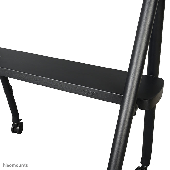 Neomounts NS-M1500 nero è un mobile su ruote per schermi piatti fino a 65 pollici (165 cm). Include piano per laptop - Nero