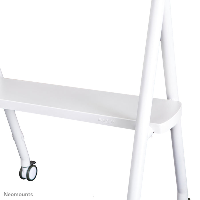 Neomounts NS-M1500 bianco è un mobile su ruote per schermi piatti fino a 65 pollici (165 cm). Include piano per laptop - Bianco