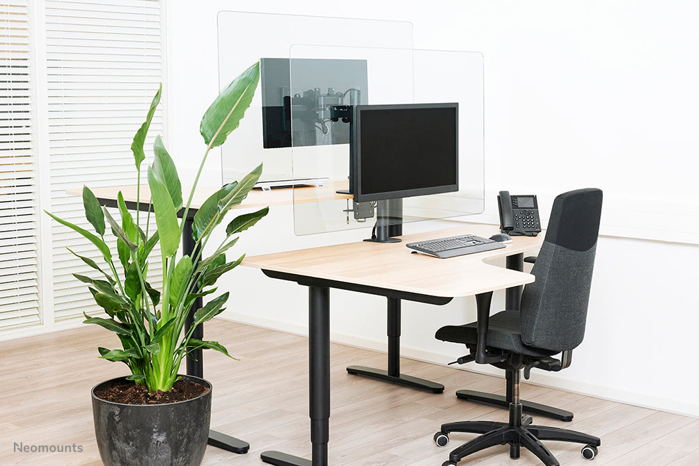 Neomounts NS-PLXPROTECT1 è uno schermo trasparente per 1 flat screen e offre protezione della distanza sul posto di lavoro - Acrilico trasparente, 100% riciclabile | PLXPROTECT è registrato come brevetto di design UE |