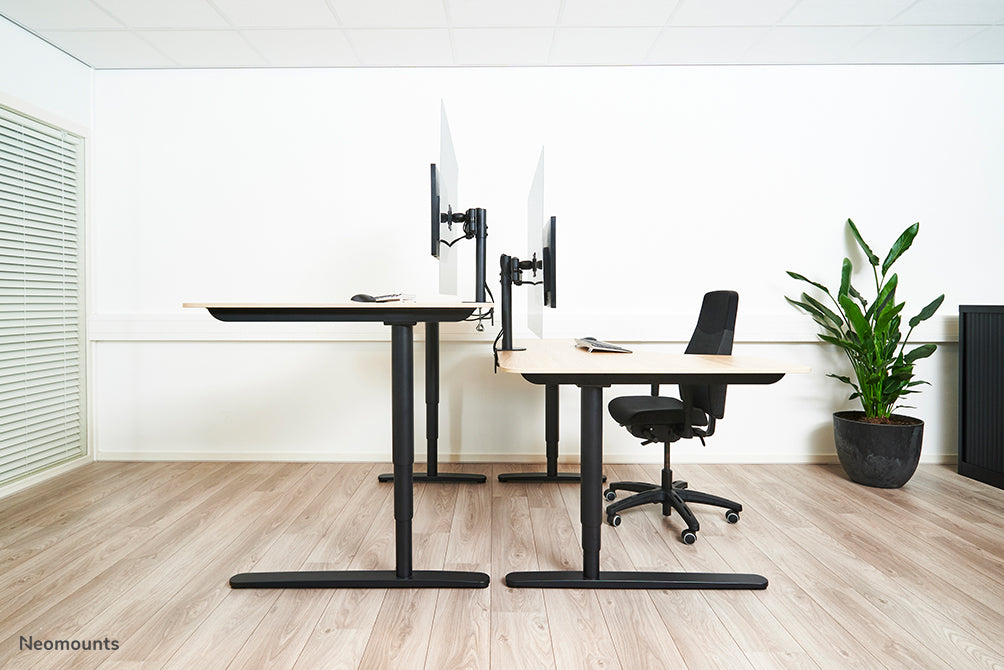 Neomounts NS-PLXPROTECT1 è uno schermo trasparente per 1 flat screen e offre protezione della distanza sul posto di lavoro - Acrilico trasparente, 100% riciclabile | PLXPROTECT è registrato come brevetto di design UE |