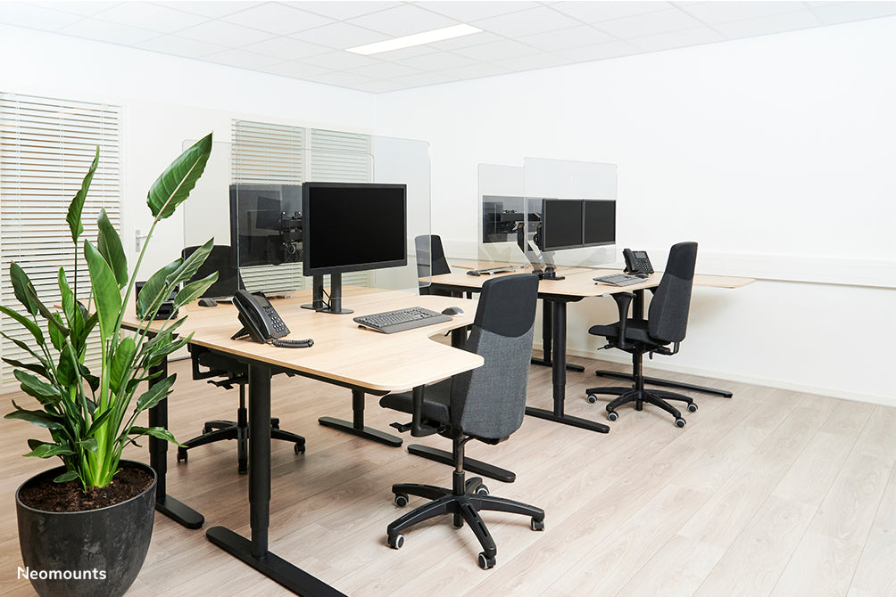 Neomounts NS-PLXPROTECT1 è uno schermo trasparente per 1 flat screen e offre protezione della distanza sul posto di lavoro - Acrilico trasparente, 100% riciclabile | PLXPROTECT è registrato come brevetto di design UE |