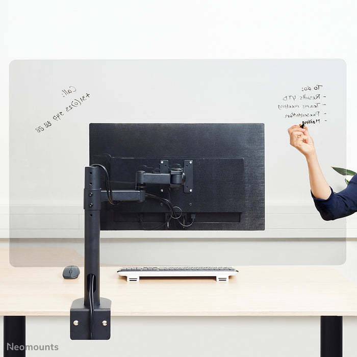 Neomounts NS-PLXPROTECT1 è uno schermo trasparente per 1 flat screen e offre protezione della distanza sul posto di lavoro - Acrilico trasparente, 100% riciclabile | PLXPROTECT è registrato come brevetto di design UE |