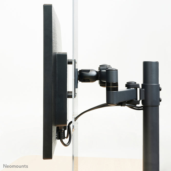Neomounts NS-PLXPROTECT1 è uno schermo trasparente per 1 flat screen e offre protezione della distanza sul posto di lavoro - Acrilico trasparente, 100% riciclabile | PLXPROTECT è registrato come brevetto di design UE |