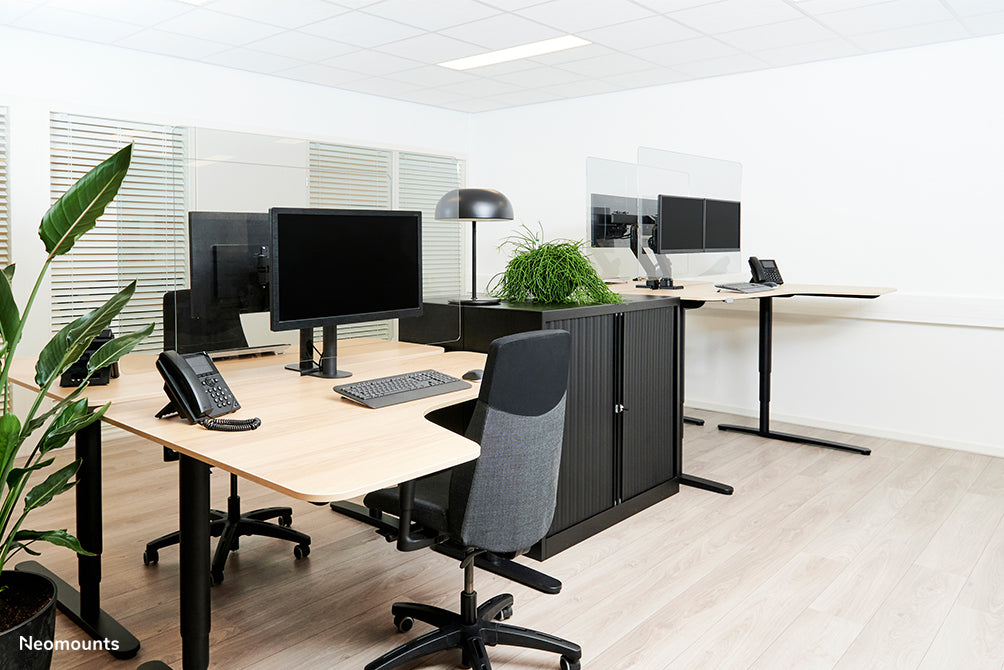 Neomounts NS-PLXPROTECT1 è uno schermo trasparente per 1 flat screen e offre protezione della distanza sul posto di lavoro - Acrilico trasparente, 100% riciclabile | PLXPROTECT è registrato come brevetto di design UE |