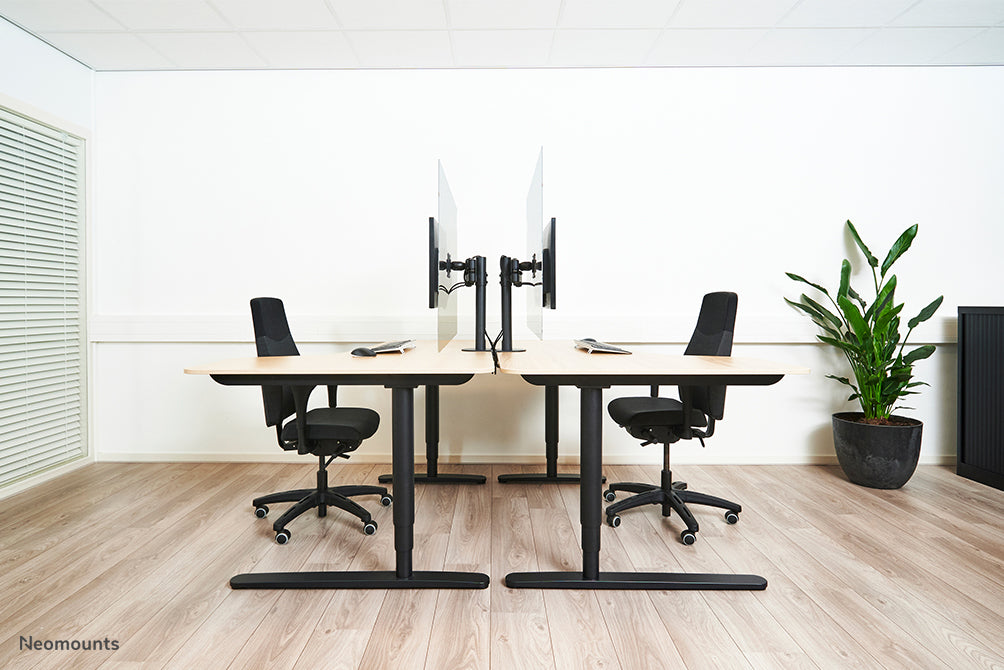 Neomounts NS-PLXPROTECT1 è uno schermo trasparente per 1 flat screen e offre protezione della distanza sul posto di lavoro - Acrilico trasparente, 100% riciclabile | PLXPROTECT è registrato come brevetto di design UE |