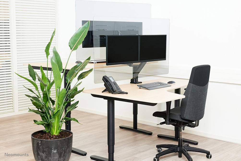 Neomounts NS-PLXPROTECT2 è uno schermo trasparente per 2 flat screen e offre protezione della distanza sul posto di lavoro - Acrilico trasparente, 100% riciclabile | PLXPROTECT è registrato come brevetto di design UE |