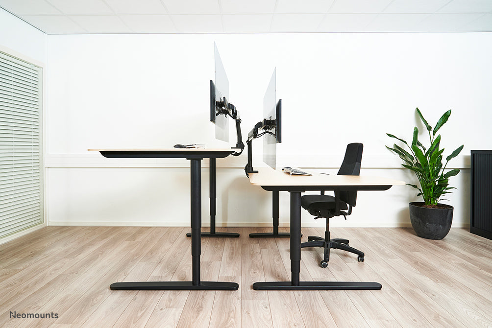 Neomounts NS-PLXPROTECT2 è uno schermo trasparente per 2 flat screen e offre protezione della distanza sul posto di lavoro - Acrilico trasparente, 100% riciclabile | PLXPROTECT è registrato come brevetto di design UE |