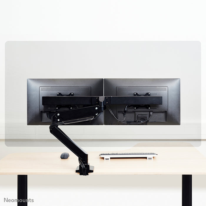 Neomounts NS-PLXPROTECT2 è uno schermo trasparente per 2 flat screen e offre protezione della distanza sul posto di lavoro - Acrilico trasparente, 100% riciclabile | PLXPROTECT è registrato come brevetto di design UE |