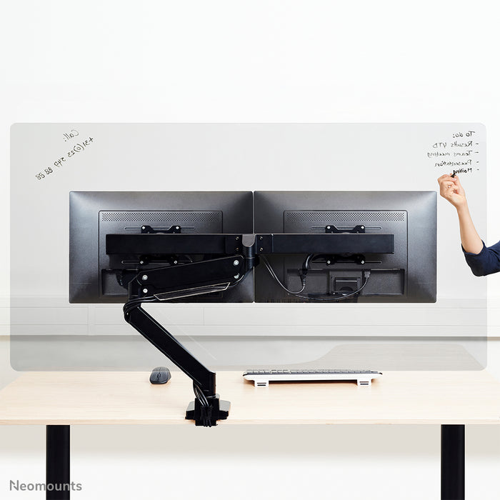 Neomounts NS-PLXPROTECT2 è uno schermo trasparente per 2 flat screen e offre protezione della distanza sul posto di lavoro - Acrilico trasparente, 100% riciclabile | PLXPROTECT è registrato come brevetto di design UE |