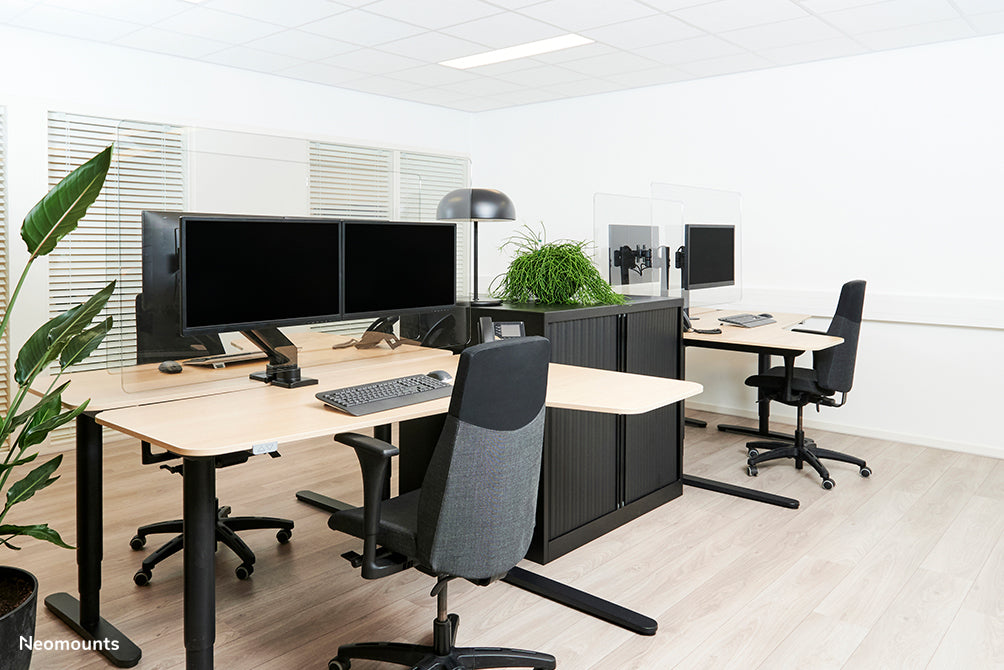Neomounts NS-PLXPROTECT2 è uno schermo trasparente per 2 flat screen e offre protezione della distanza sul posto di lavoro - Acrilico trasparente, 100% riciclabile | PLXPROTECT è registrato come brevetto di design UE |