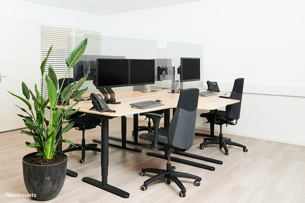 Neomounts NS-PLXPROTECT2 è uno schermo trasparente per 2 flat screen e offre protezione della distanza sul posto di lavoro - Acrilico trasparente, 100% riciclabile | PLXPROTECT è registrato come brevetto di design UE |