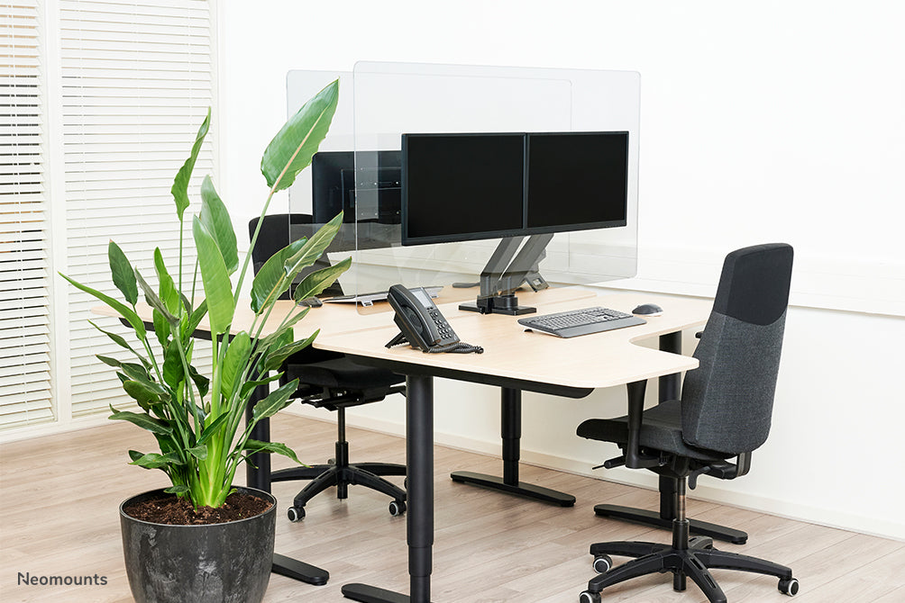 Neomounts NS-PLXPROTECT2 è uno schermo trasparente per 2 flat screen e offre protezione della distanza sul posto di lavoro - Acrilico trasparente, 100% riciclabile | PLXPROTECT è registrato come brevetto di design UE |