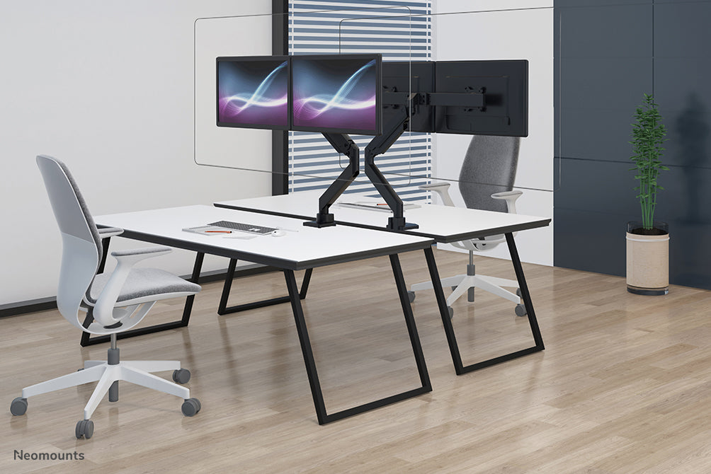 Neomounts NS-PLXPROTECT2 è uno schermo trasparente per 2 flat screen e offre protezione della distanza sul posto di lavoro - Acrilico trasparente, 100% riciclabile | PLXPROTECT è registrato come brevetto di design UE |