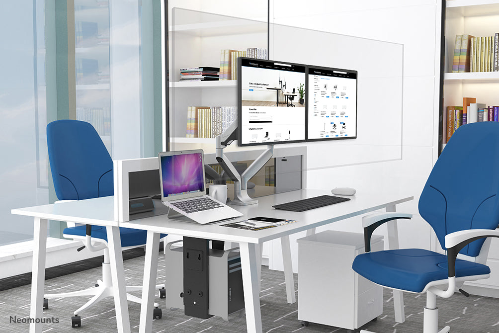 Neomounts NS-PLXPROTECT2 è uno schermo trasparente per 2 flat screen e offre protezione della distanza sul posto di lavoro - Acrilico trasparente, 100% riciclabile | PLXPROTECT è registrato come brevetto di design UE |