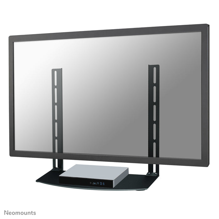 Supporto AV Neomounts, modello NS-SHELF100, è ideale per posizionare apparecchiature AV sotto supporti per flat screen.