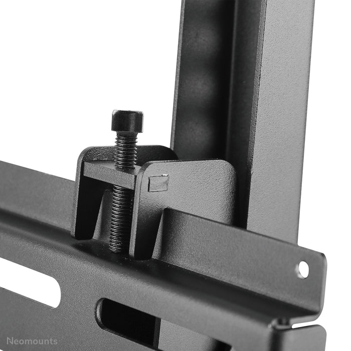 Neomounts NS-WMB200P zwart is een menu board wandsteun voor de verticale montage van schermen tot 52 inch (132 cm).