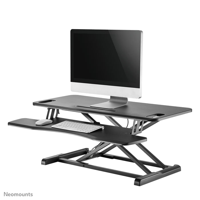 Postazione di lavoro sit-stand Neomounts, modello NS-WS300 nero, trasforma una postazione standard in una postazione di lavoro sana sit-stand.