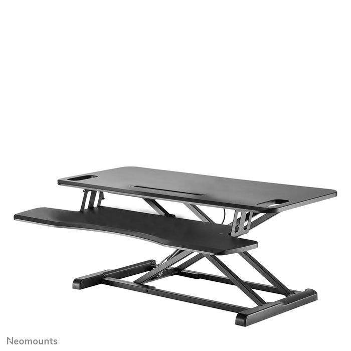 Postazione di lavoro sit-stand Neomounts, modello NS-WS300 nero, trasforma una postazione standard in una postazione di lavoro sana sit-stand.
