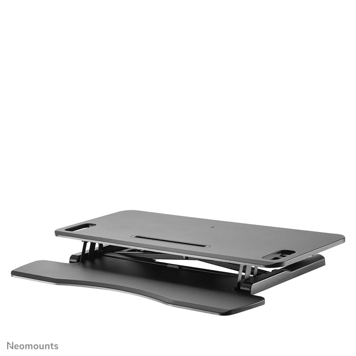 Postazione di lavoro sit-stand Neomounts, modello NS-WS300 nero, trasforma una postazione standard in una postazione di lavoro sana sit-stand.