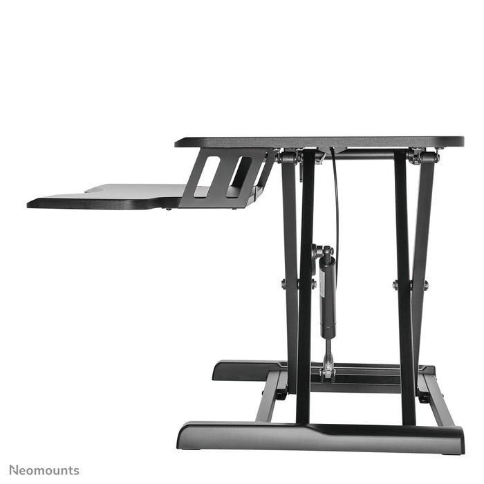 Postazione di lavoro sit-stand Neomounts, modello NS-WS300 nero, trasforma una postazione standard in una postazione di lavoro sana sit-stand.