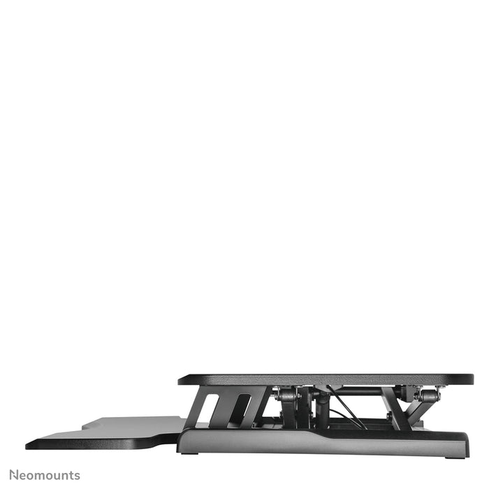 Postazione di lavoro sit-stand Neomounts, modello NS-WS300 nero, trasforma una postazione standard in una postazione di lavoro sana sit-stand.