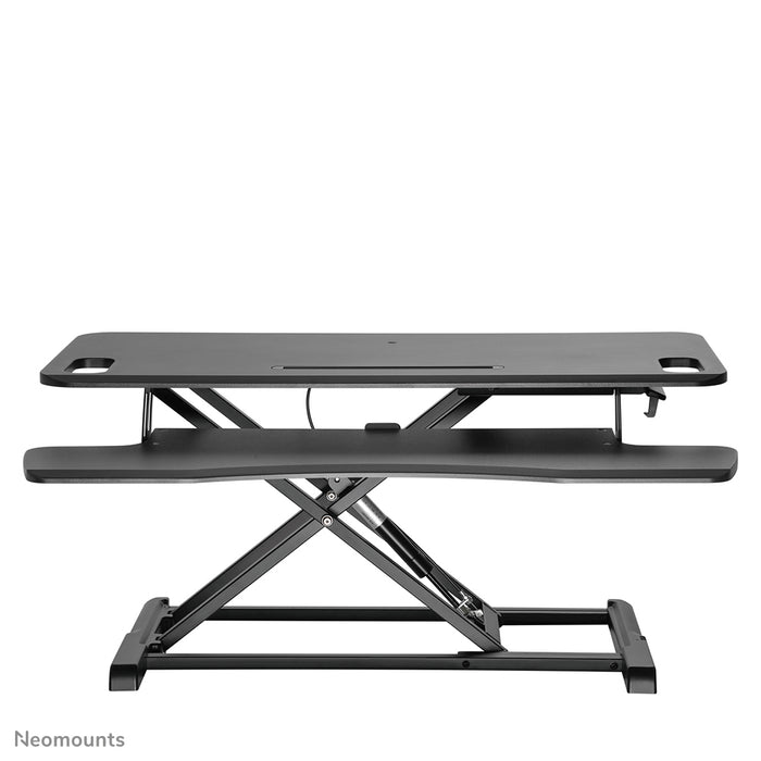 Postazione di lavoro sit-stand Neomounts, modello NS-WS300 nero, trasforma una postazione standard in una postazione di lavoro sana sit-stand.