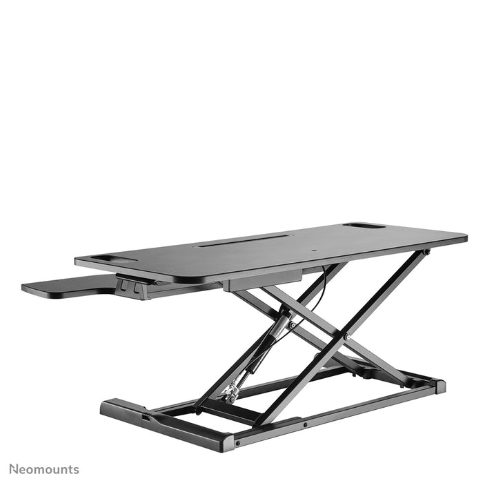 Postazione di lavoro sit-stand Neomounts, modello NS-WS300 nero, trasforma una postazione standard in una postazione di lavoro sana sit-stand.