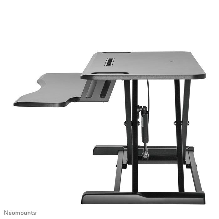 Postazione di lavoro sit-stand Neomounts, modello NS-WS300 nero, trasforma una postazione standard in una postazione di lavoro sana sit-stand.